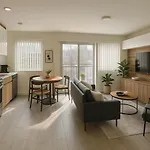 Modern 2Br Downtown Retreat In Quiet Neighbourhood