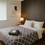 Modern 2Br Downtown Retreat In Quiet Neighbourhood